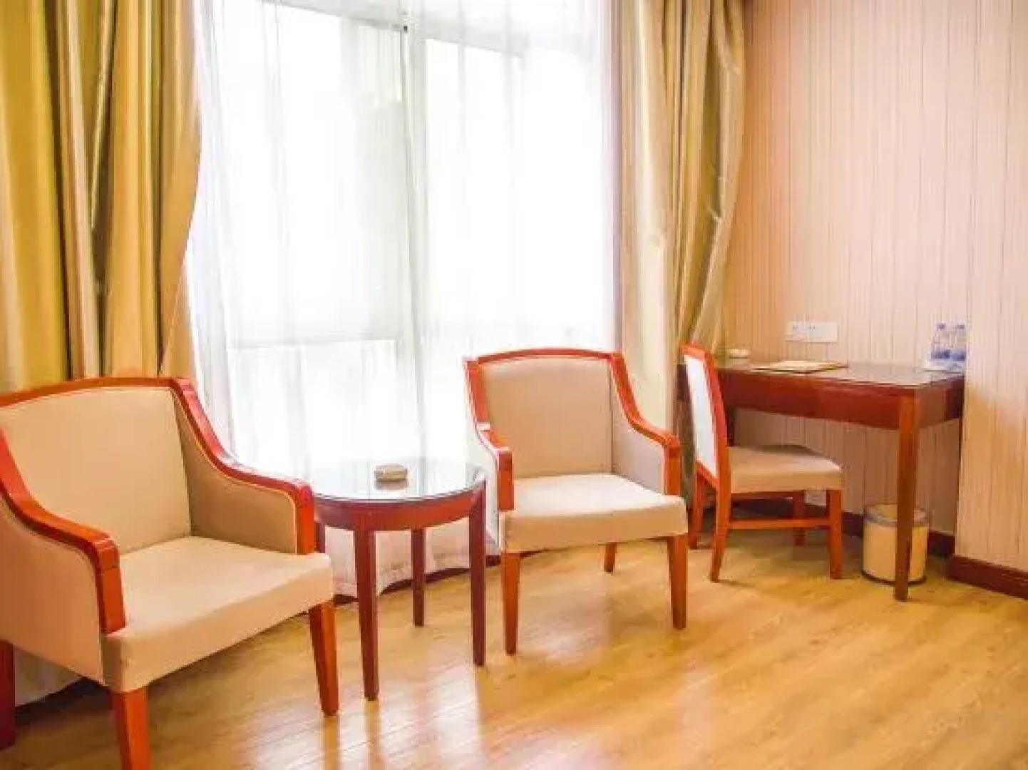 Vienna Hotel (Jishou Railway Station)