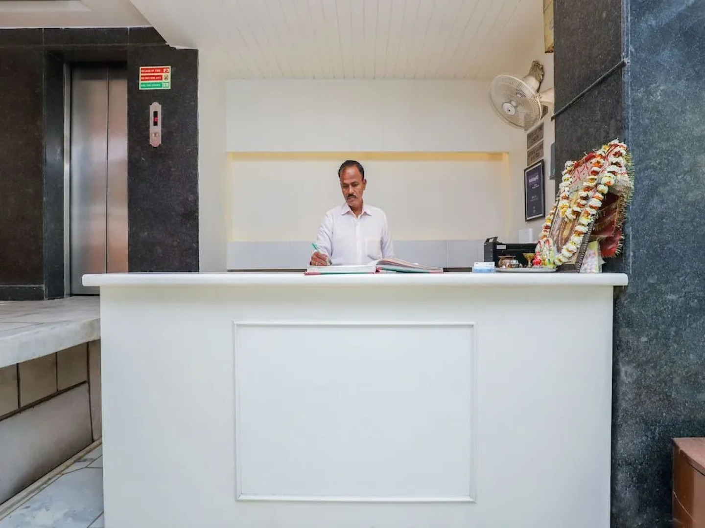 OYO 29389 Delhi Empire