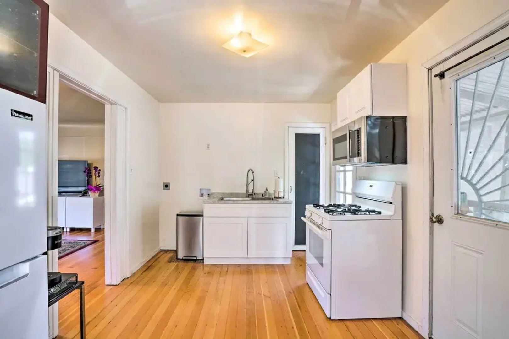 \sun-dappled Retreat: Walk to Restaurants!