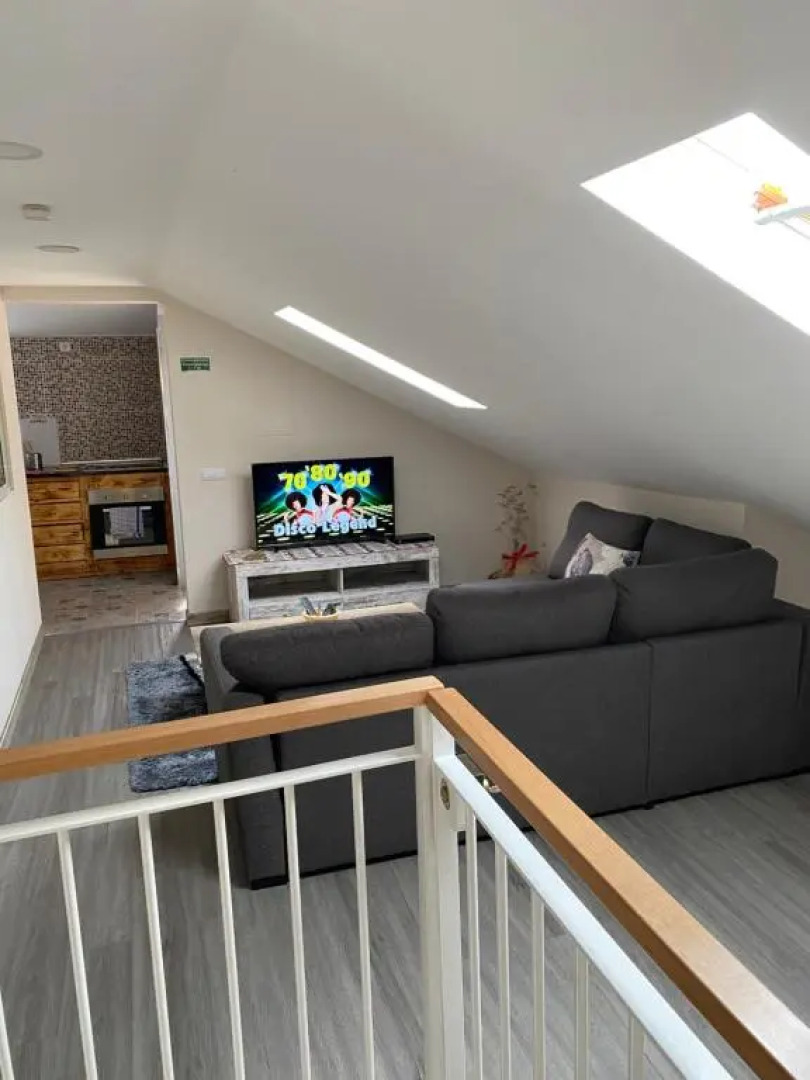 Lovely newly refurbished, 1 bedroom top floor apartment with sea views, fast WI-FI CABLE TV and Netflix