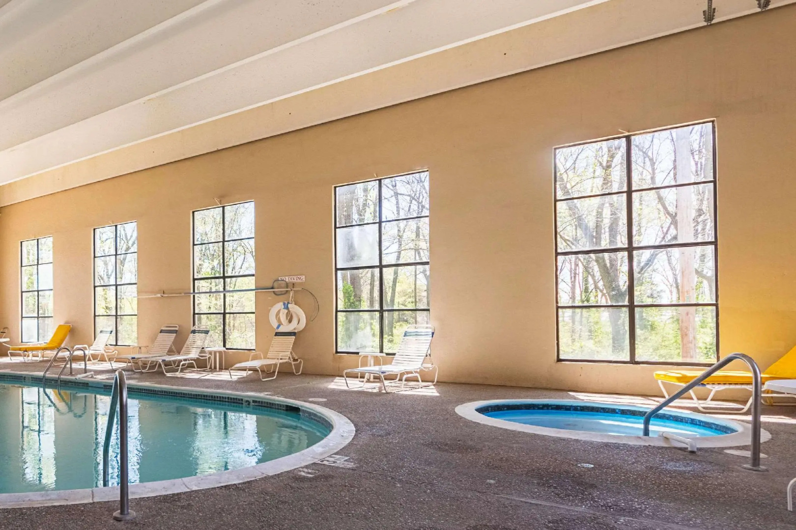 Econo Lodge Inn & Suites