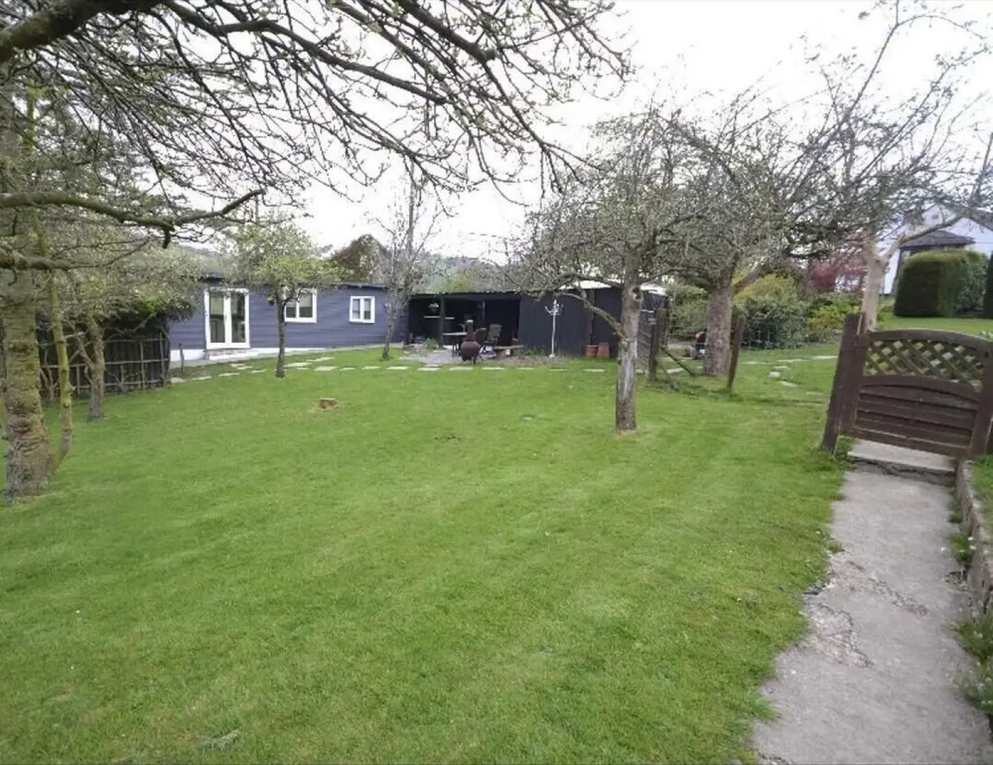 2-bed Cabin Sleeps 4 -small Pets Ok -free Parking