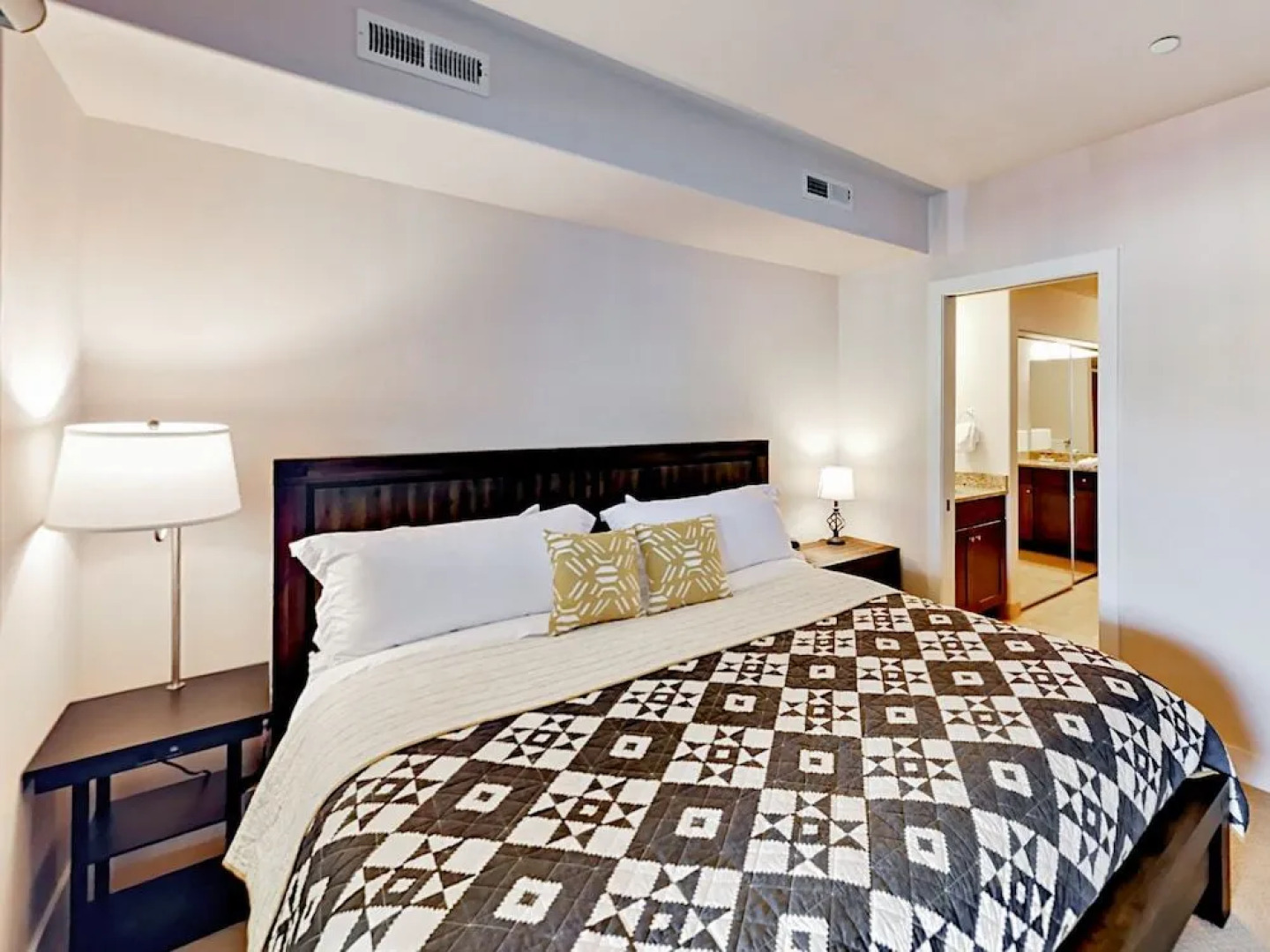 2BR Hot Tub Condo in Newpark by RedAwning