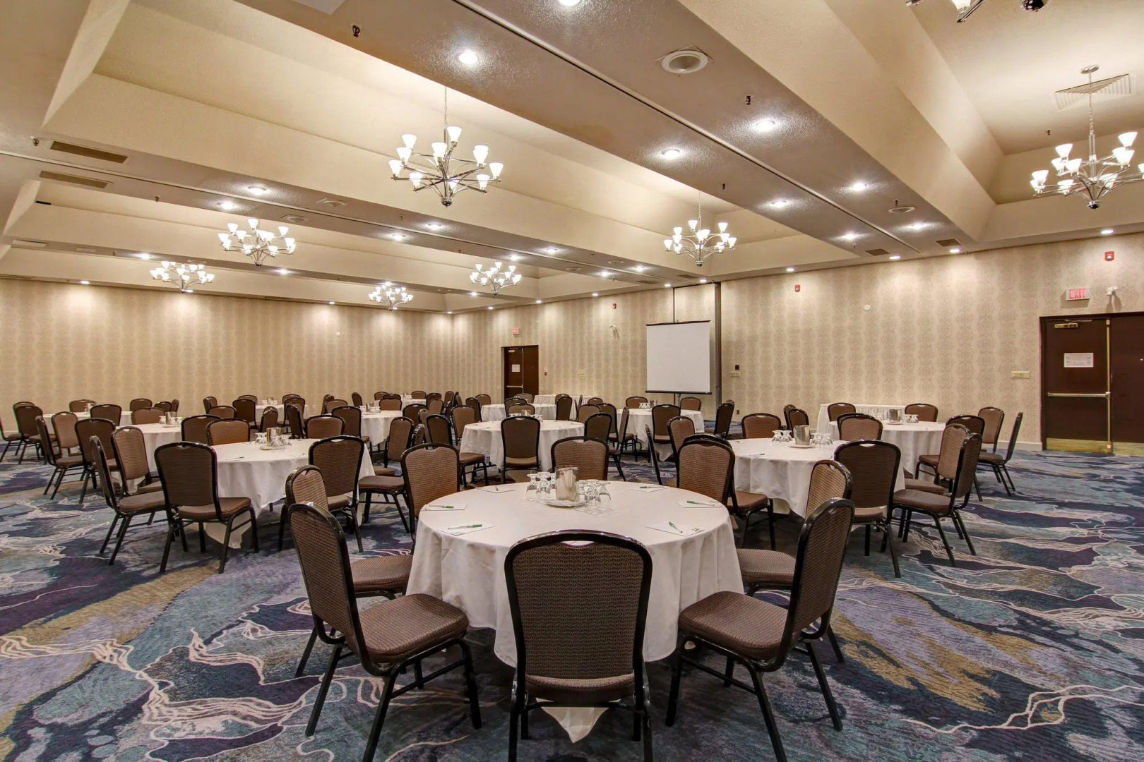 Holiday Inn Oakville Centre by IHG