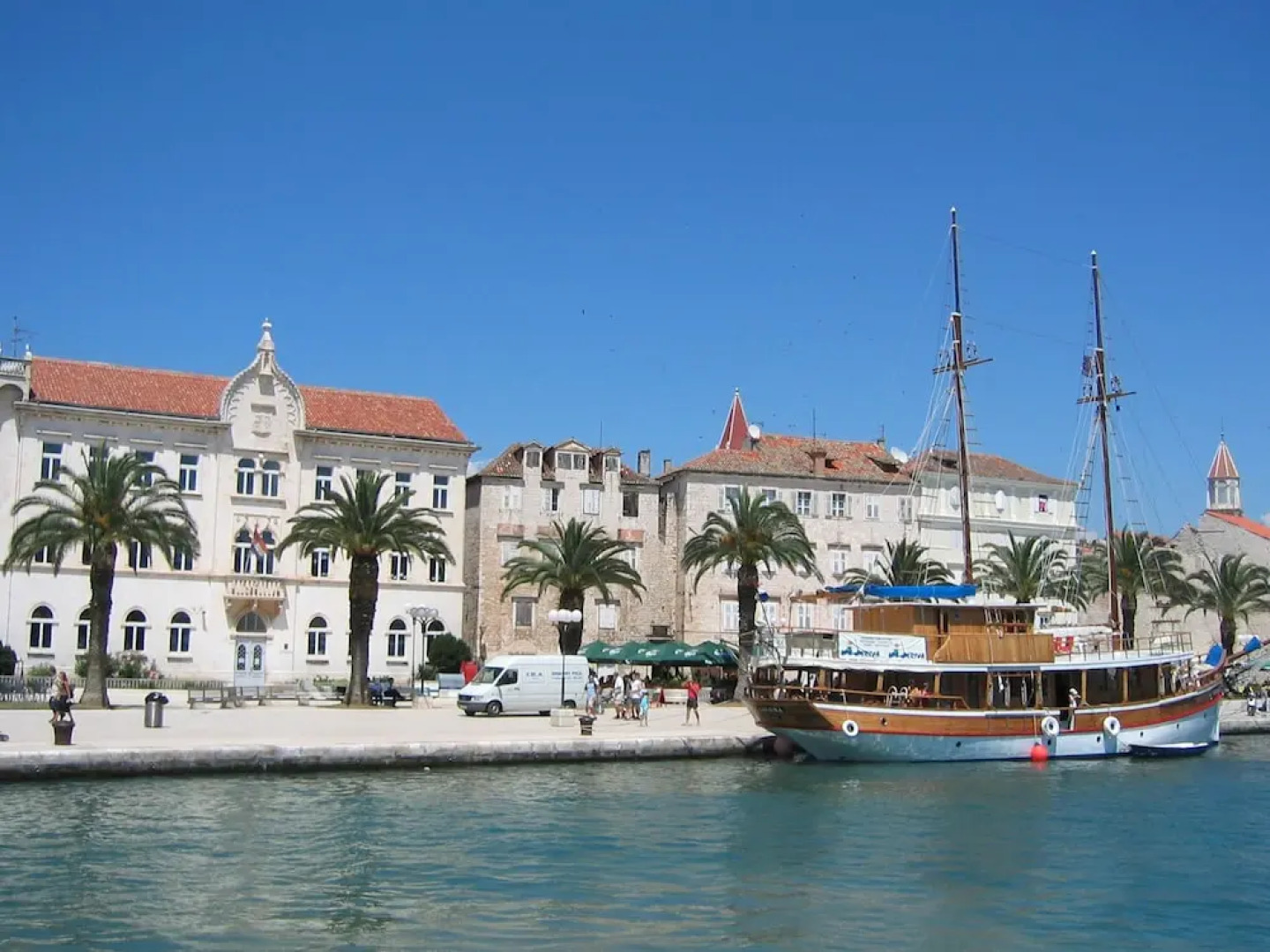 Tidy Apartment With Wifi, 4 km From City of Trogir