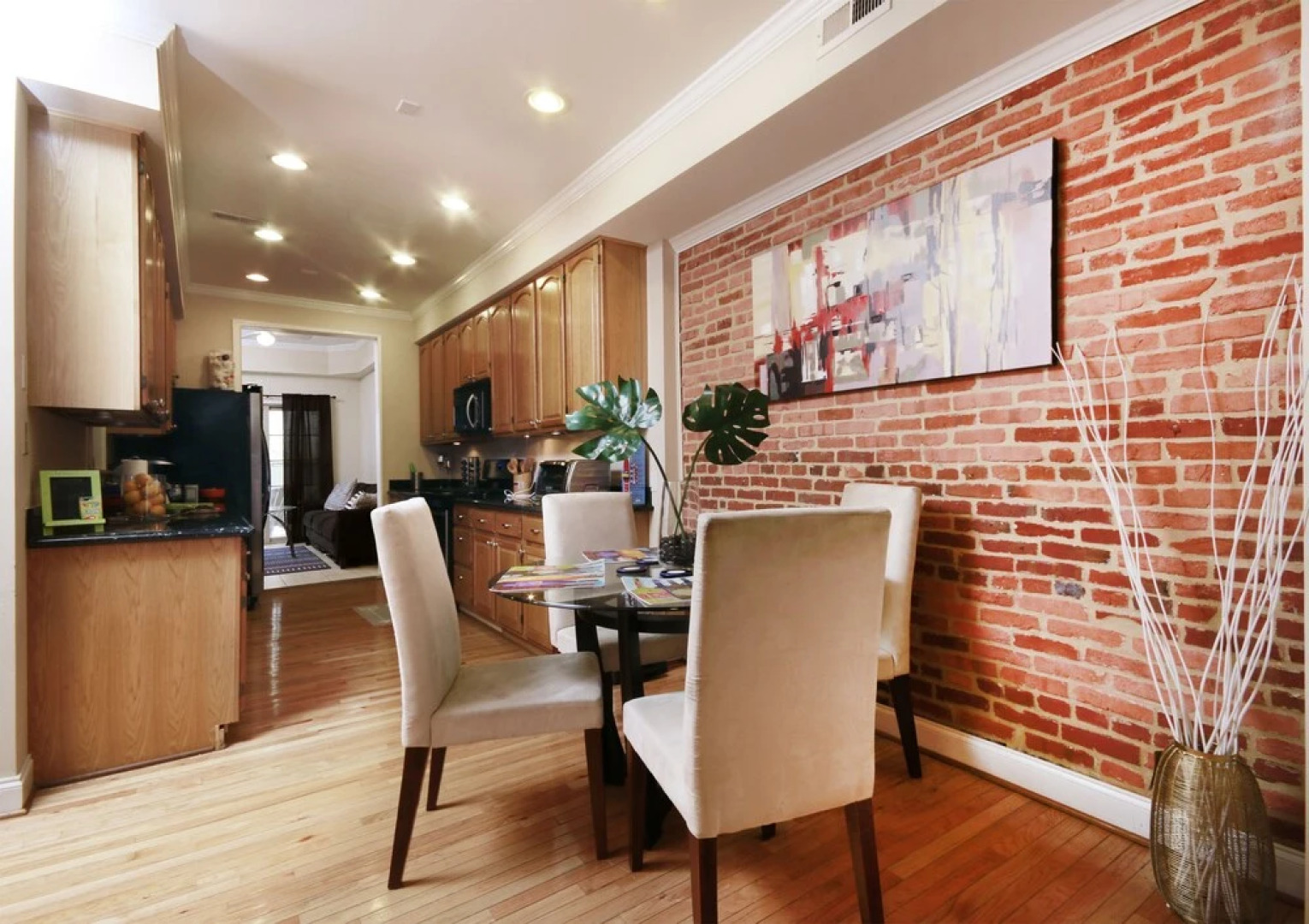 Brick 3BR Home in Trendy Neighborhood, Newly Renovated! Holiday home 3