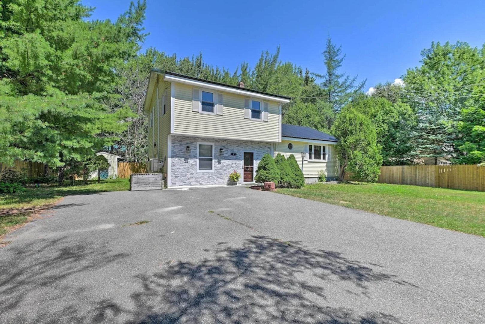 Cute Ellsworth Home w/ Deck, 16 Mi to Acadia!