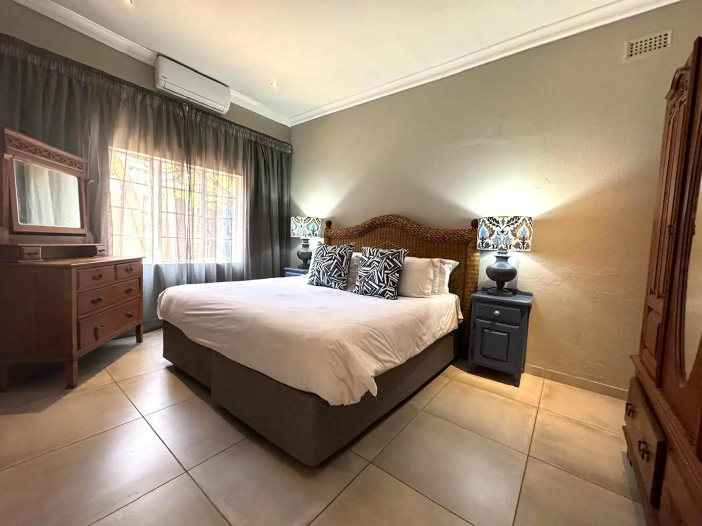 Shangri-La Country Hotel