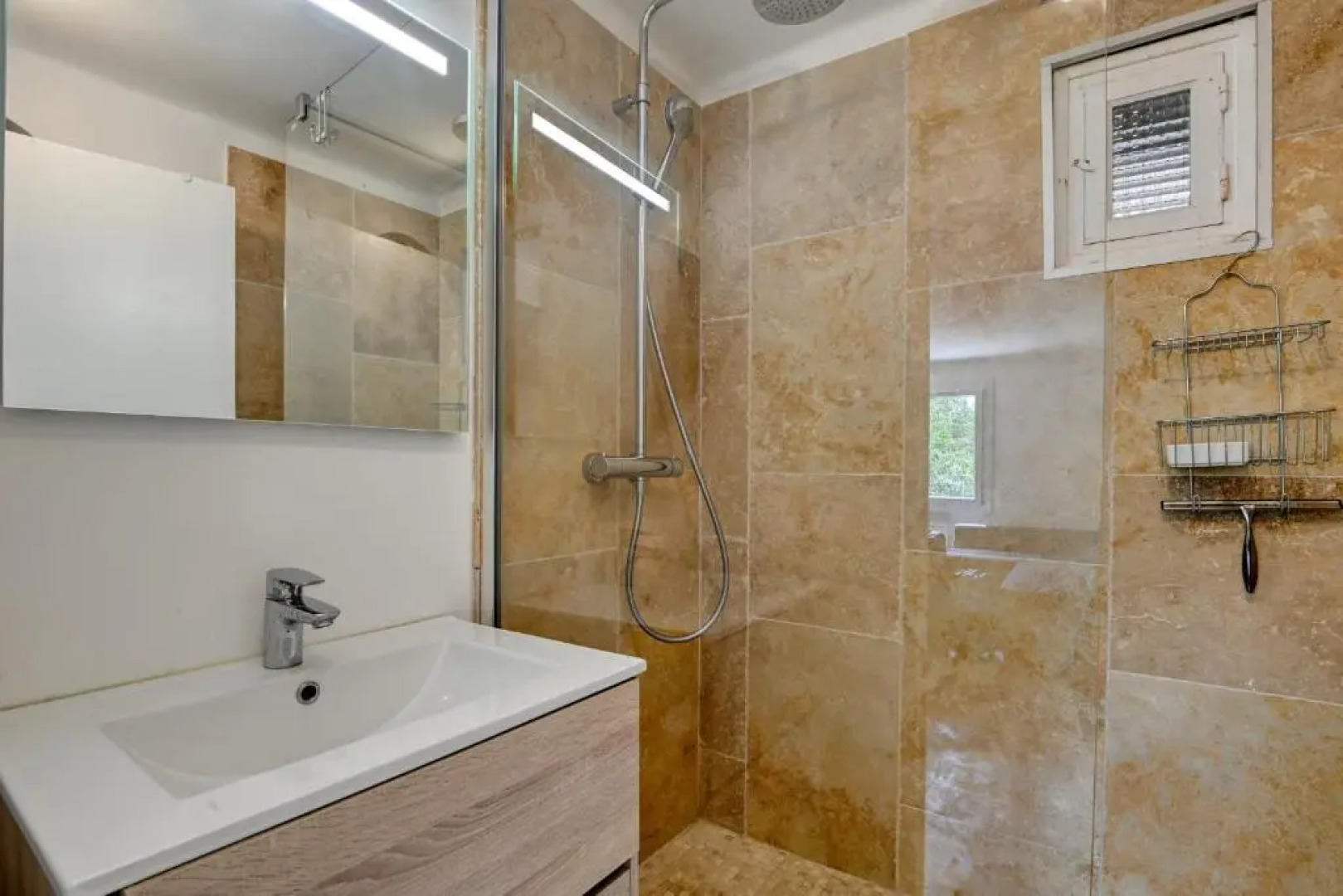 Spacious apartment in a villa with terrace and garden in Ventabren