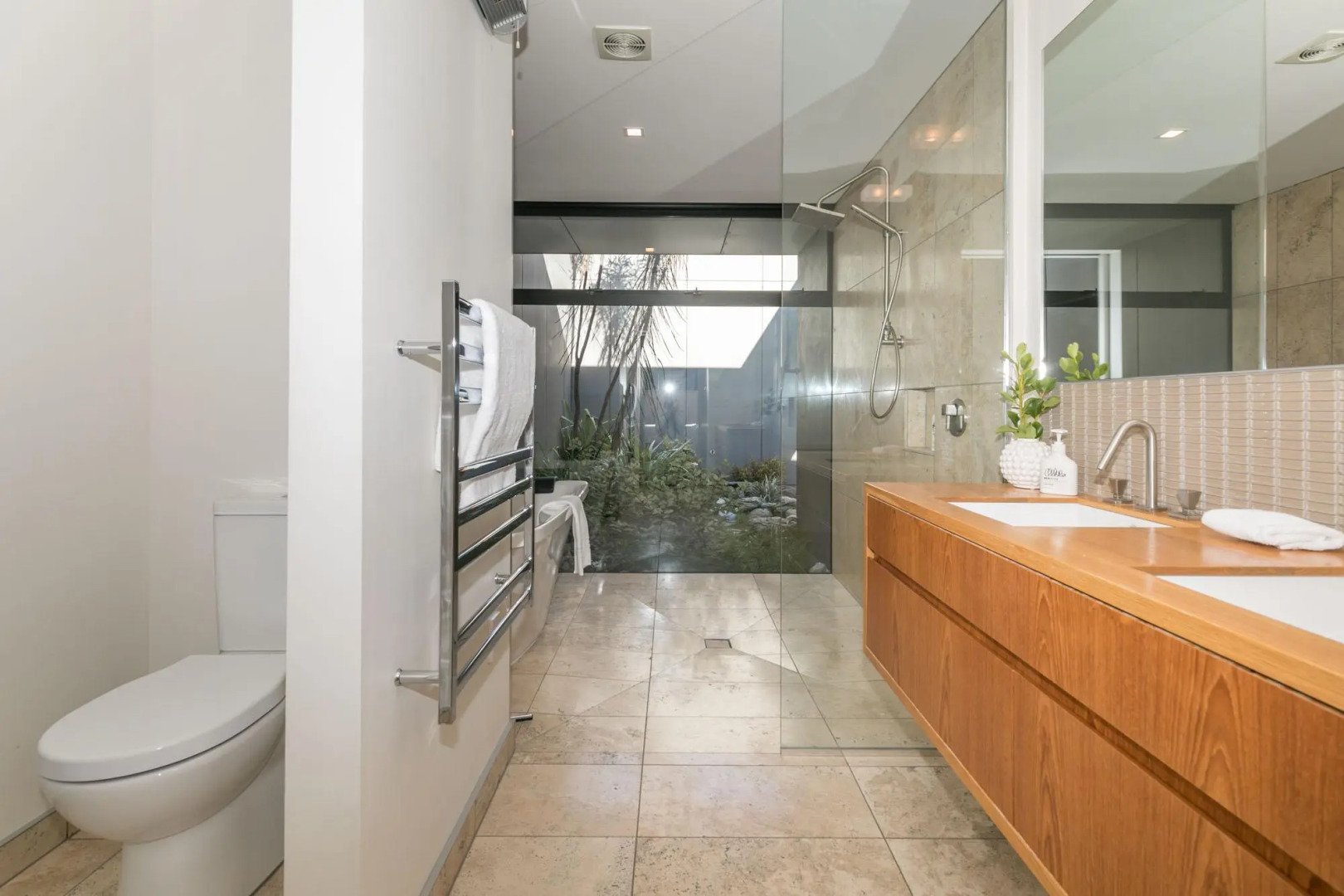 Clutha Place - Sleeps 8 - Lake Views - Balcony