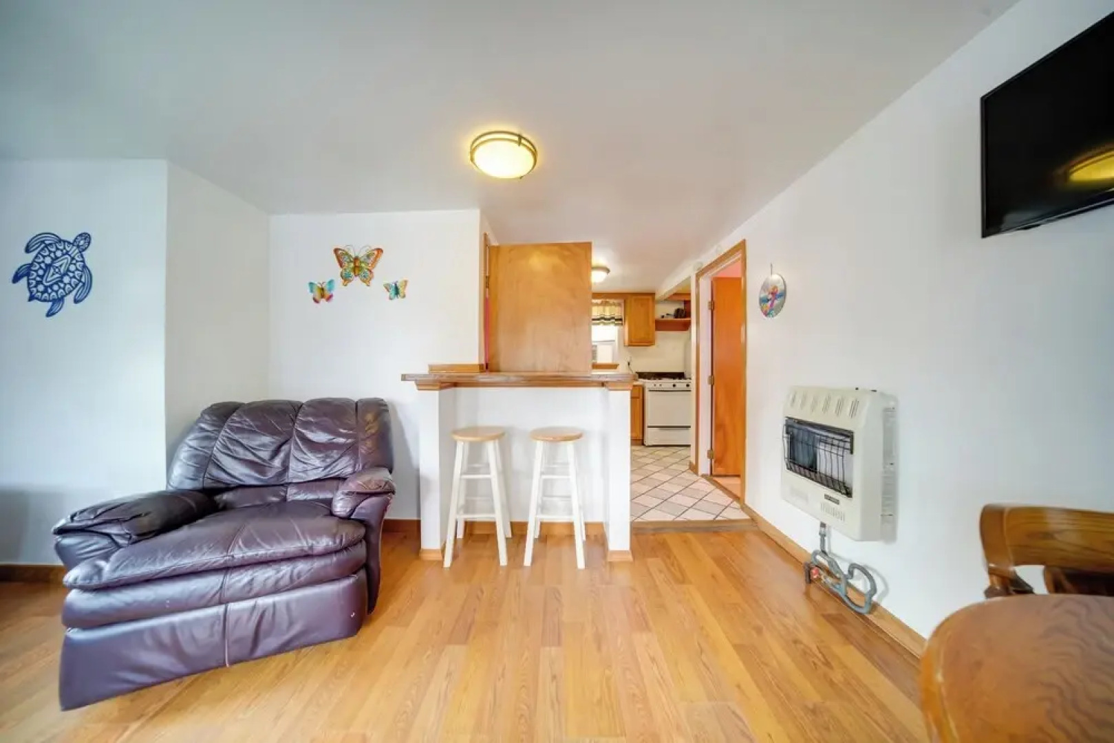 Flamingo Geneva Getaway: Steps to Lake Erie!