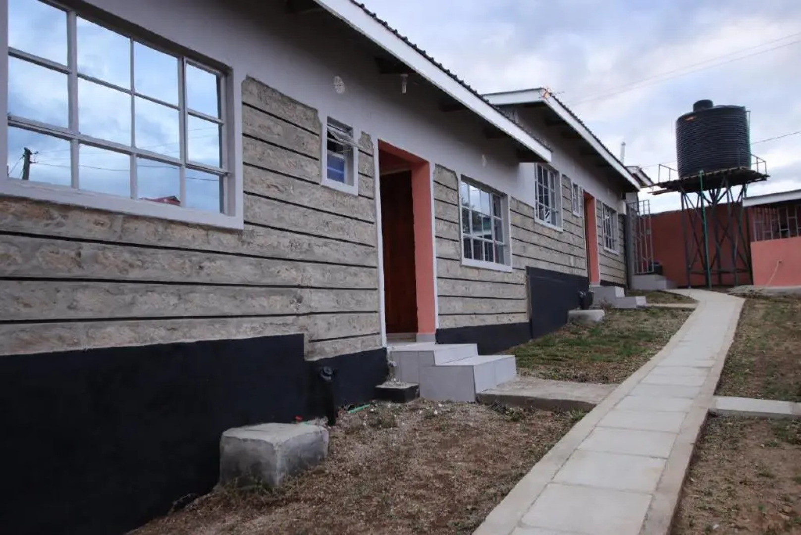 Stay.Plus Ebony Mara House