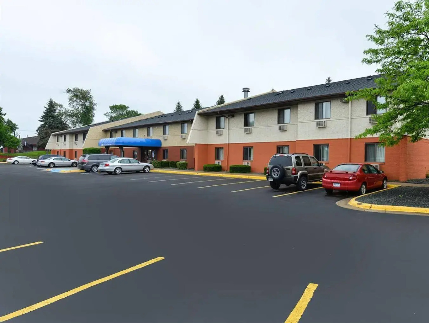 Burnsville Inn & Suites