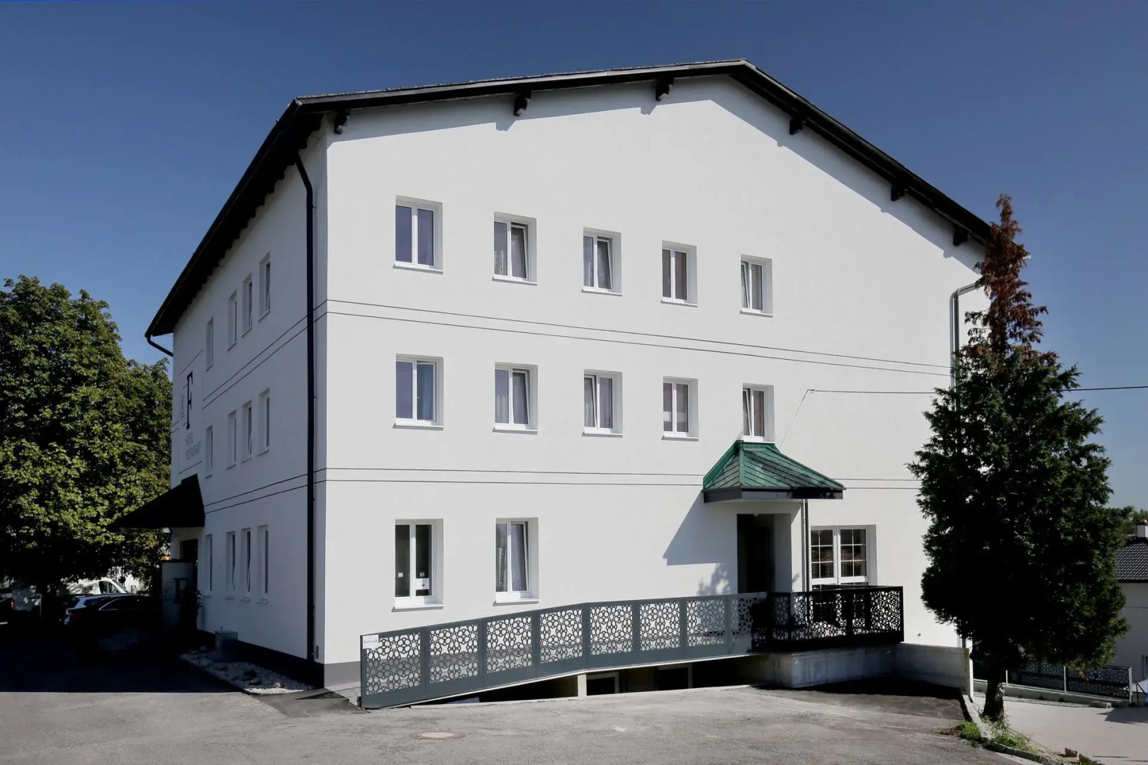 F Hotel 24h Check-In