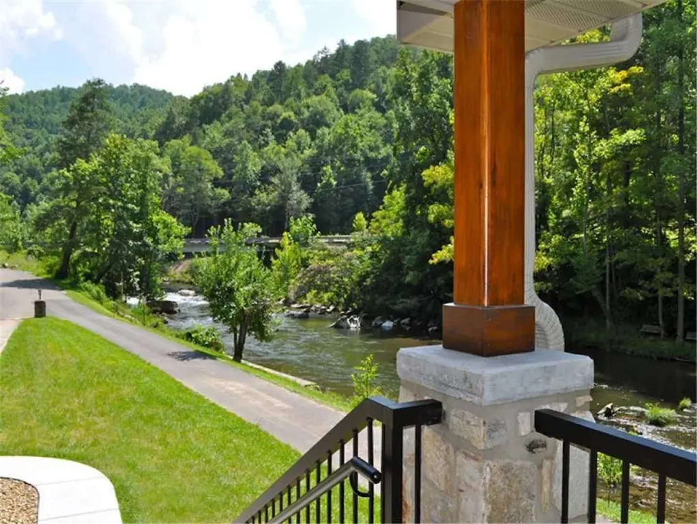River Memories 3 Bedroom Home with Hot Tub