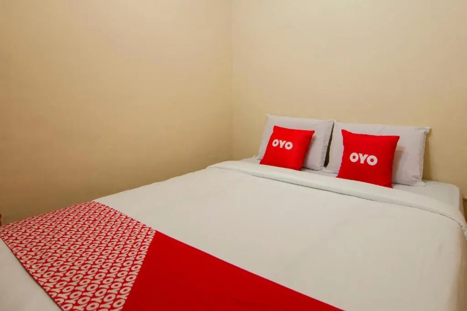 OYO 2045 Hotel 211