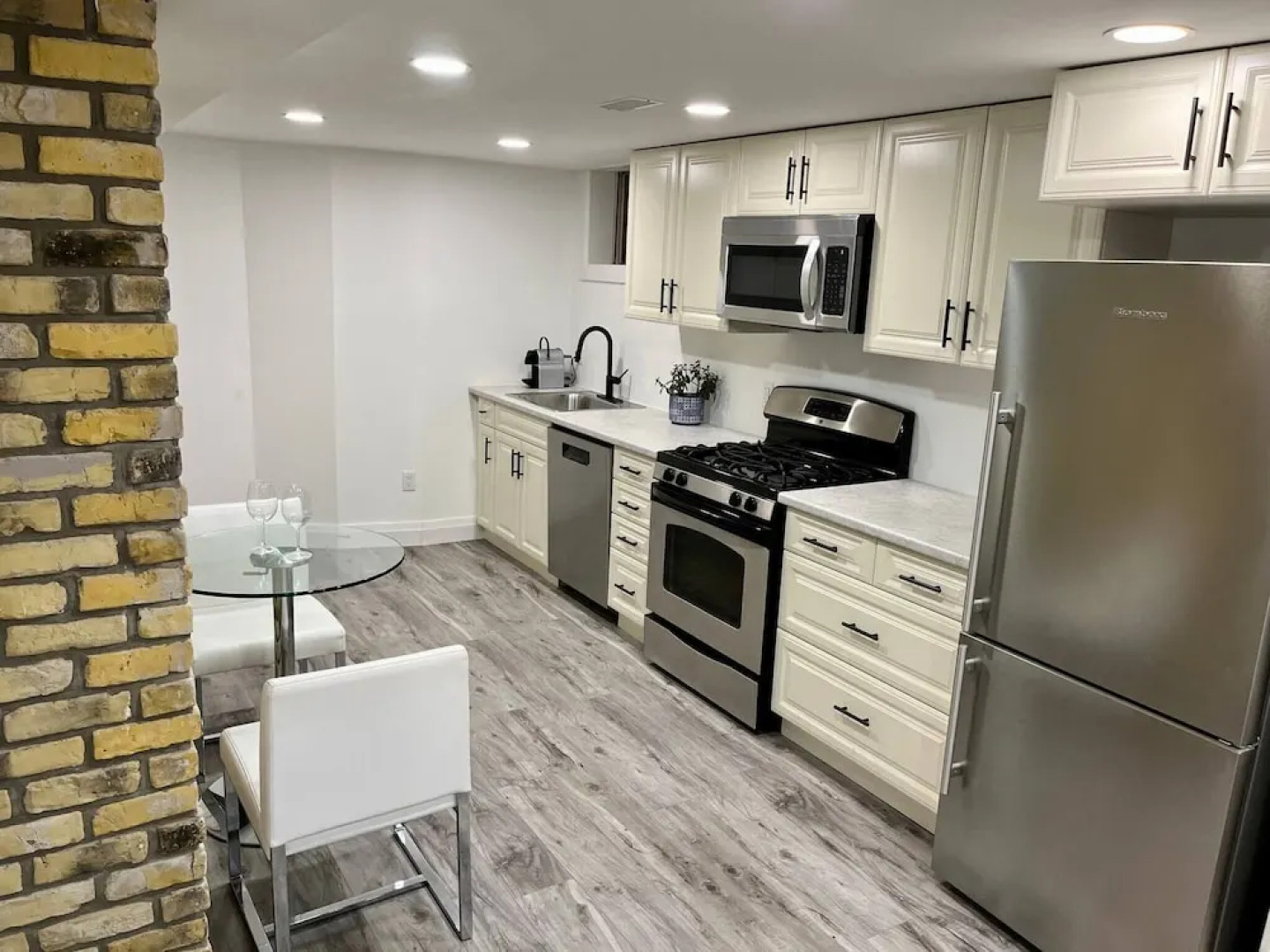 Adorable 1 Bedroom Suite With Kitchen &