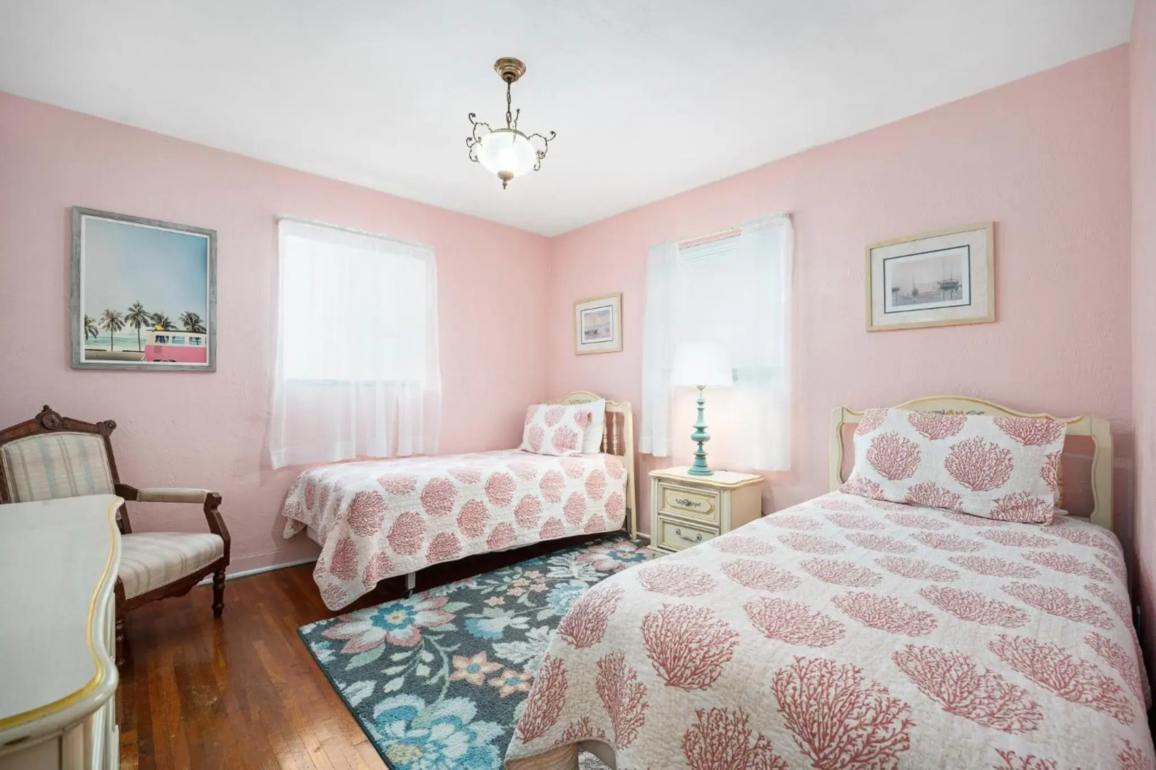 Plaza Cottage, 2 Bedrooms, Walk to the Beach, Sleeps 6