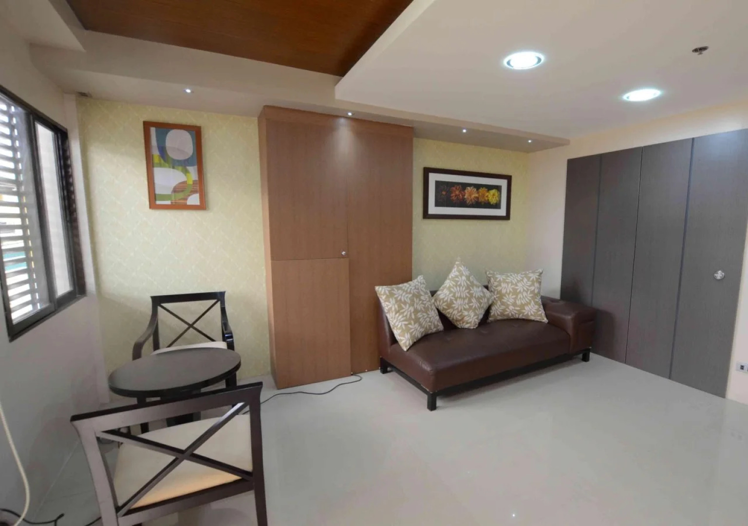 GraceHill EconoSuites Hotel