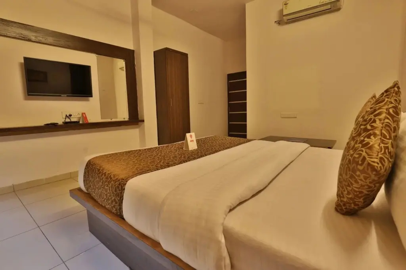 OYO 11649 Hotel Mahima