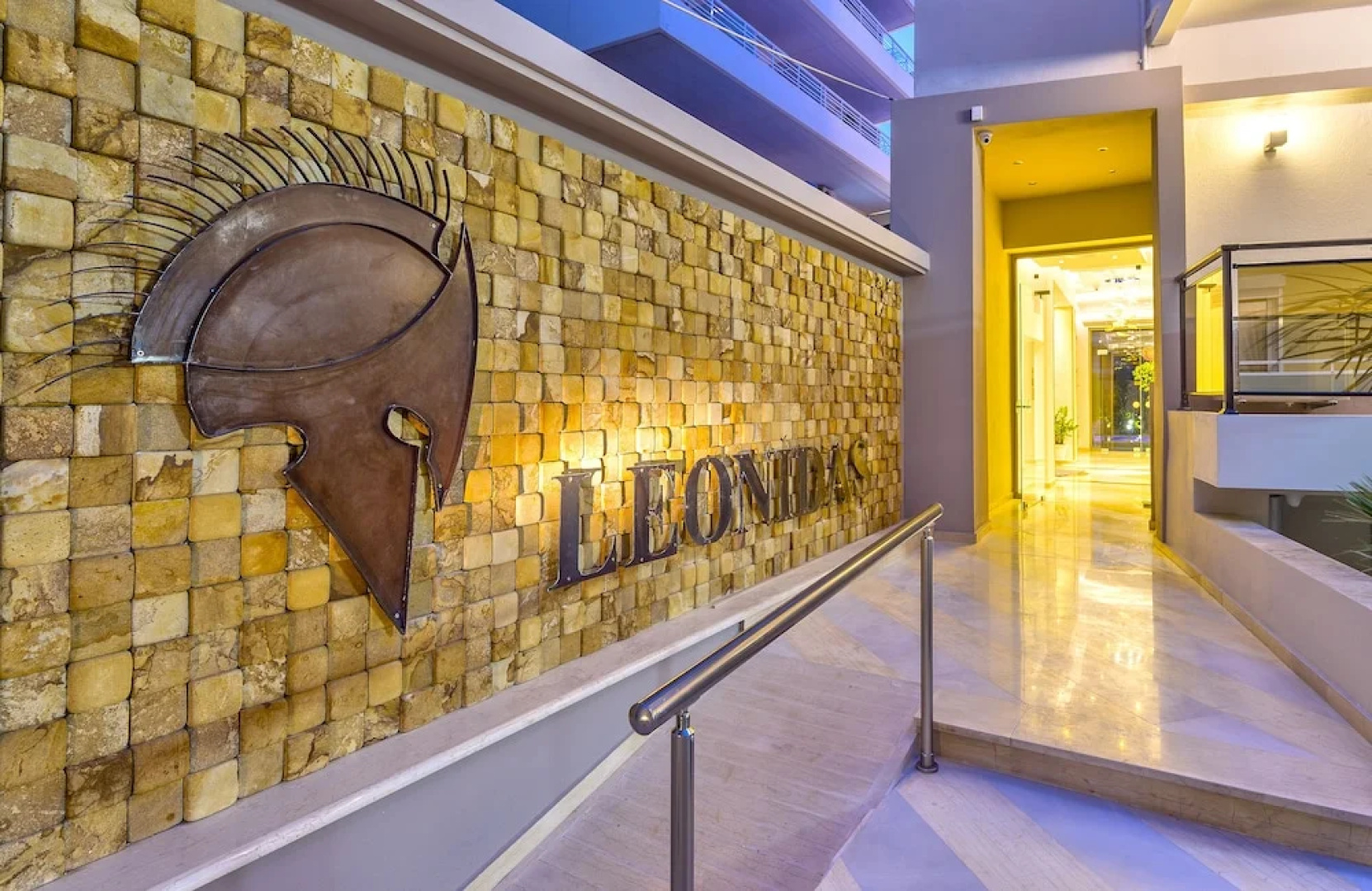Leonidas Hotel And Apartments
