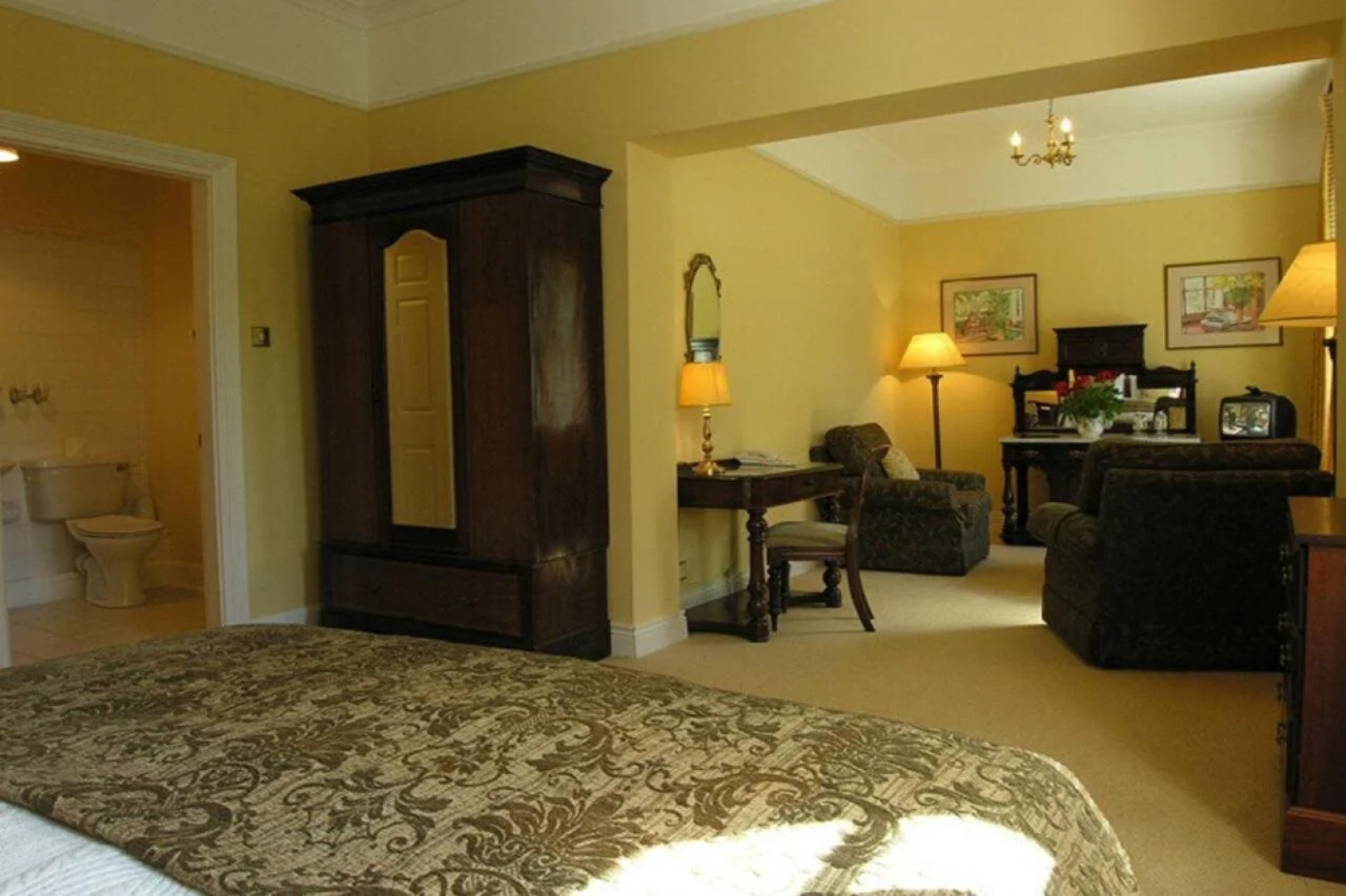 Ross Lake House Hotel