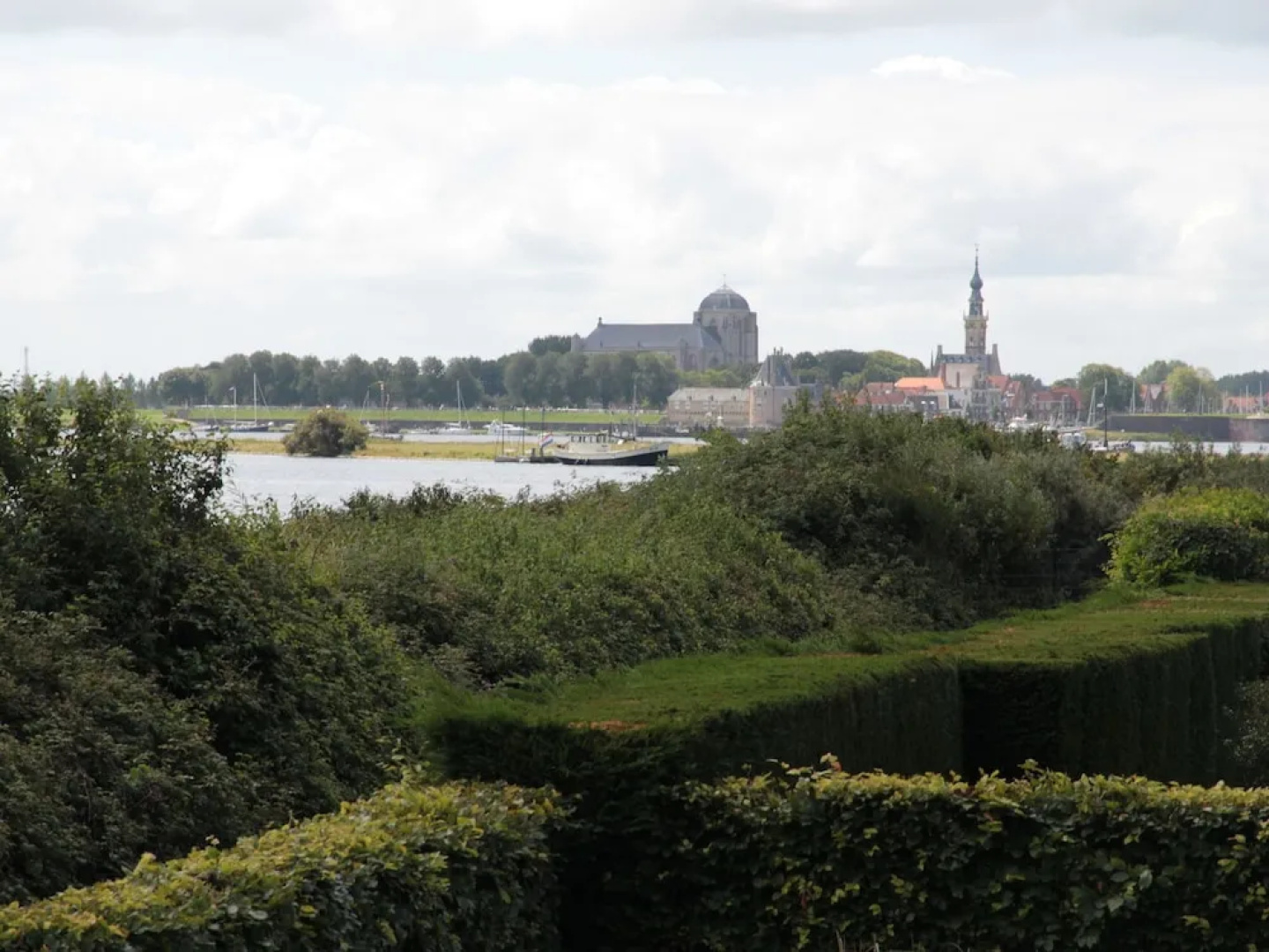 Wonderful Holiday Home With Large Garden, Within 100 Metres of the Veerse Lake