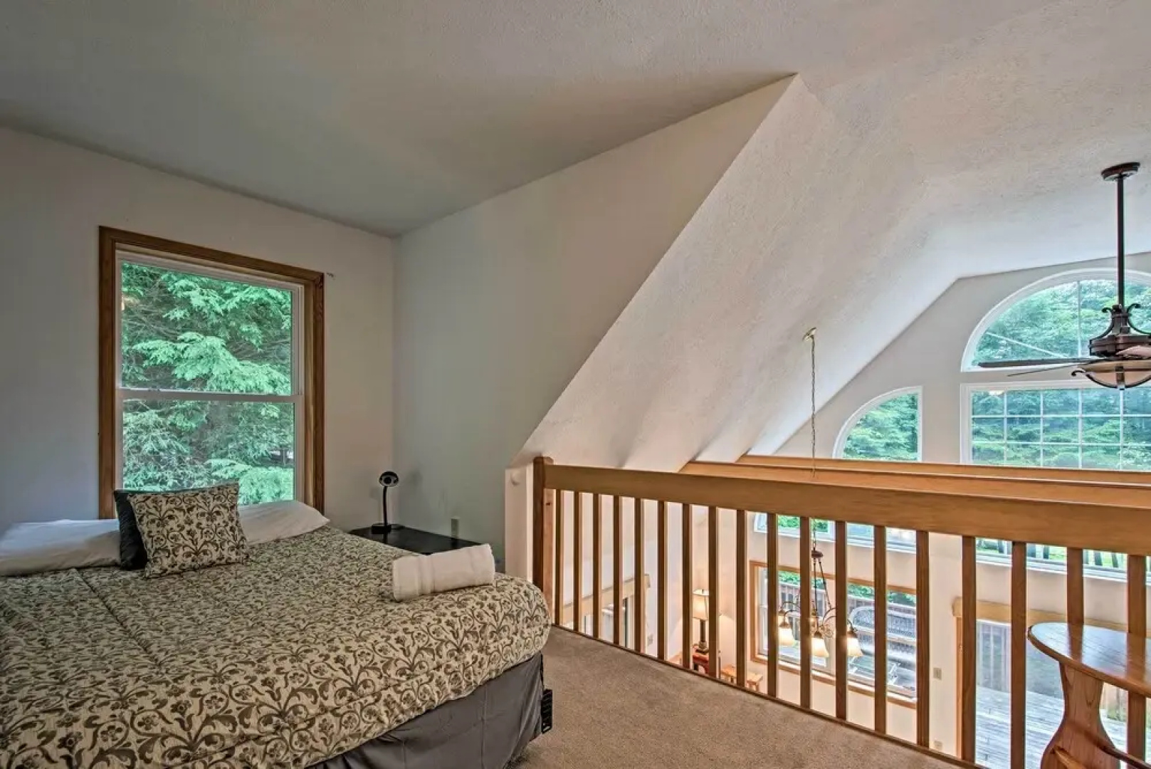 Lakeside Camelot Chalet: 3 Mi to Jack Frost Skiing