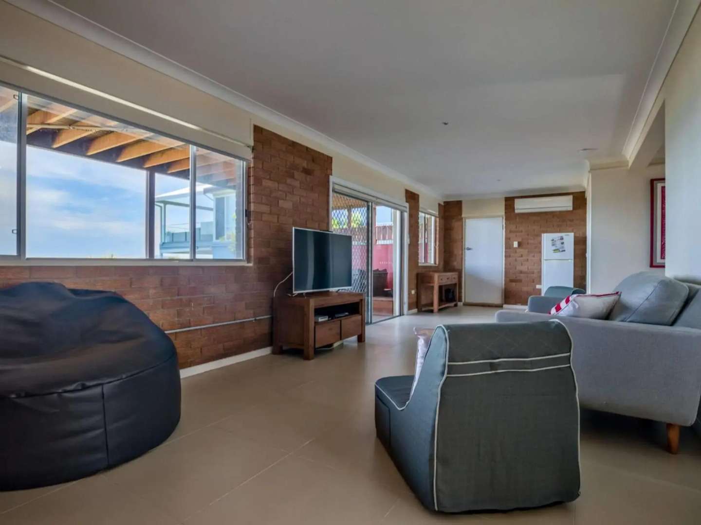 GRAND VIEW Gerroa 4pm checkout on Sundays