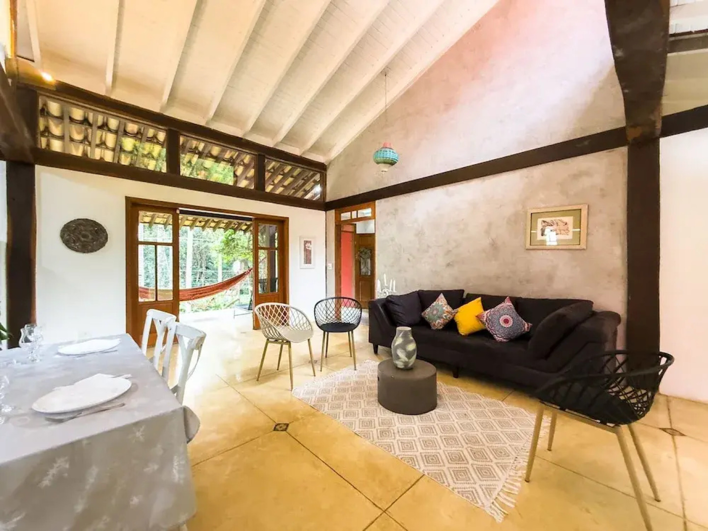 Casa com Piscina Privativa e Natureza – Granja Viana, São Paulo