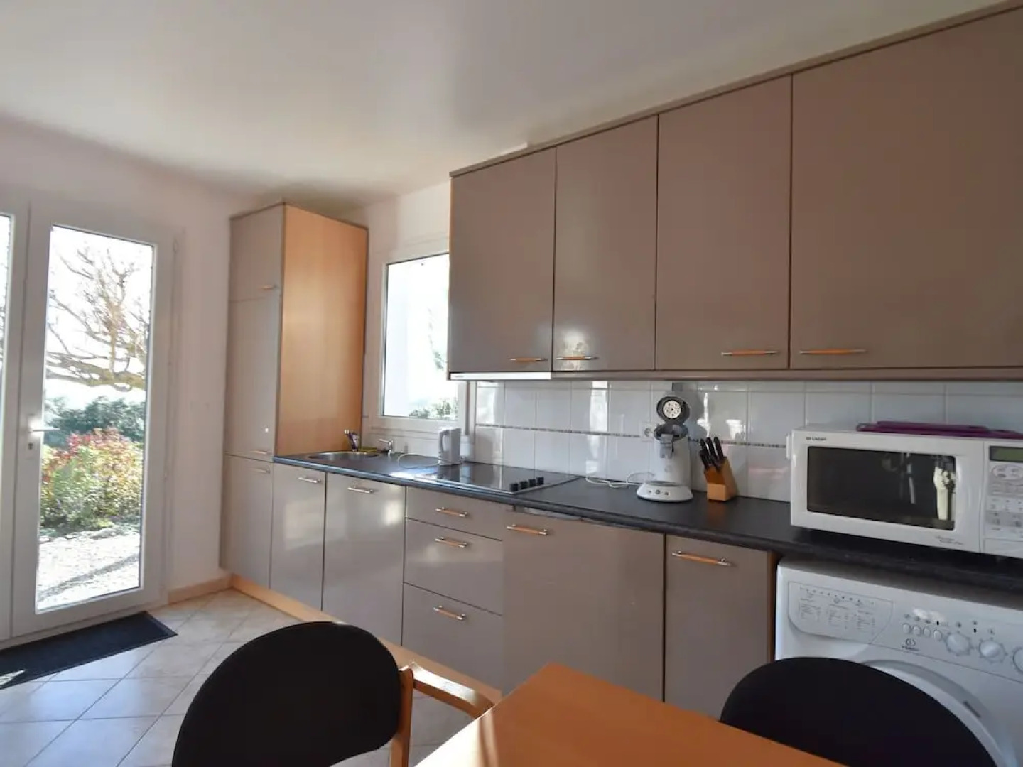 Air-conditioned villa with heated pool, guesthouse and stunning views