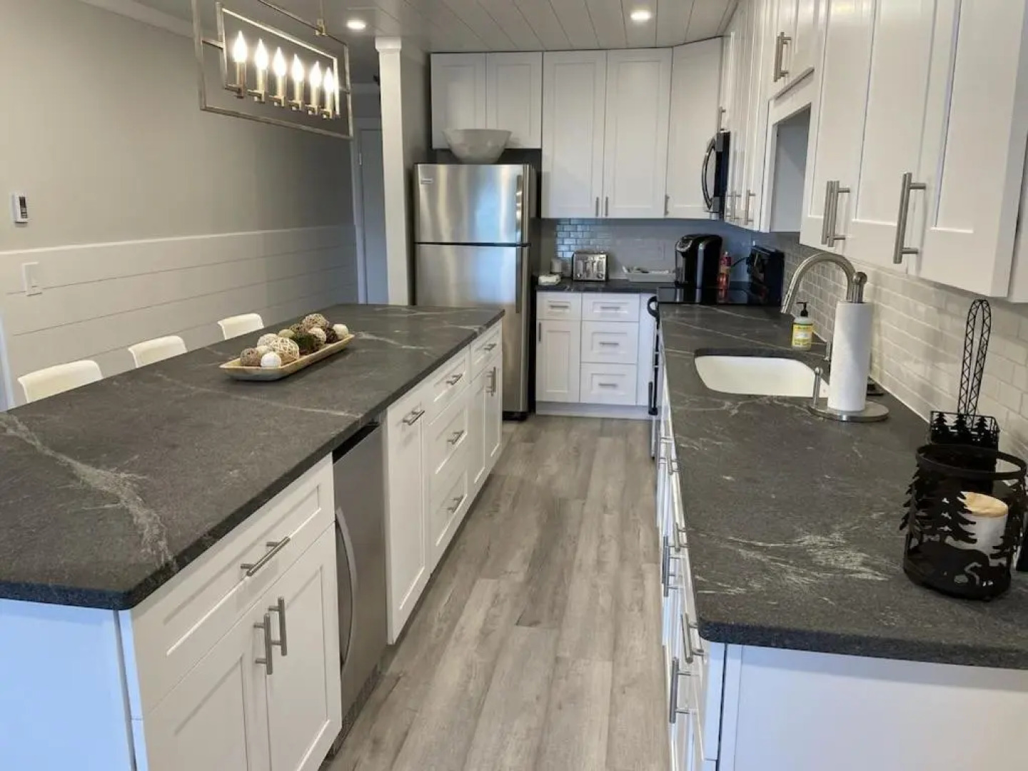 Newly renovated 4 bedroom condo. Short 150 yard walk to ski lift. Hot tubs.