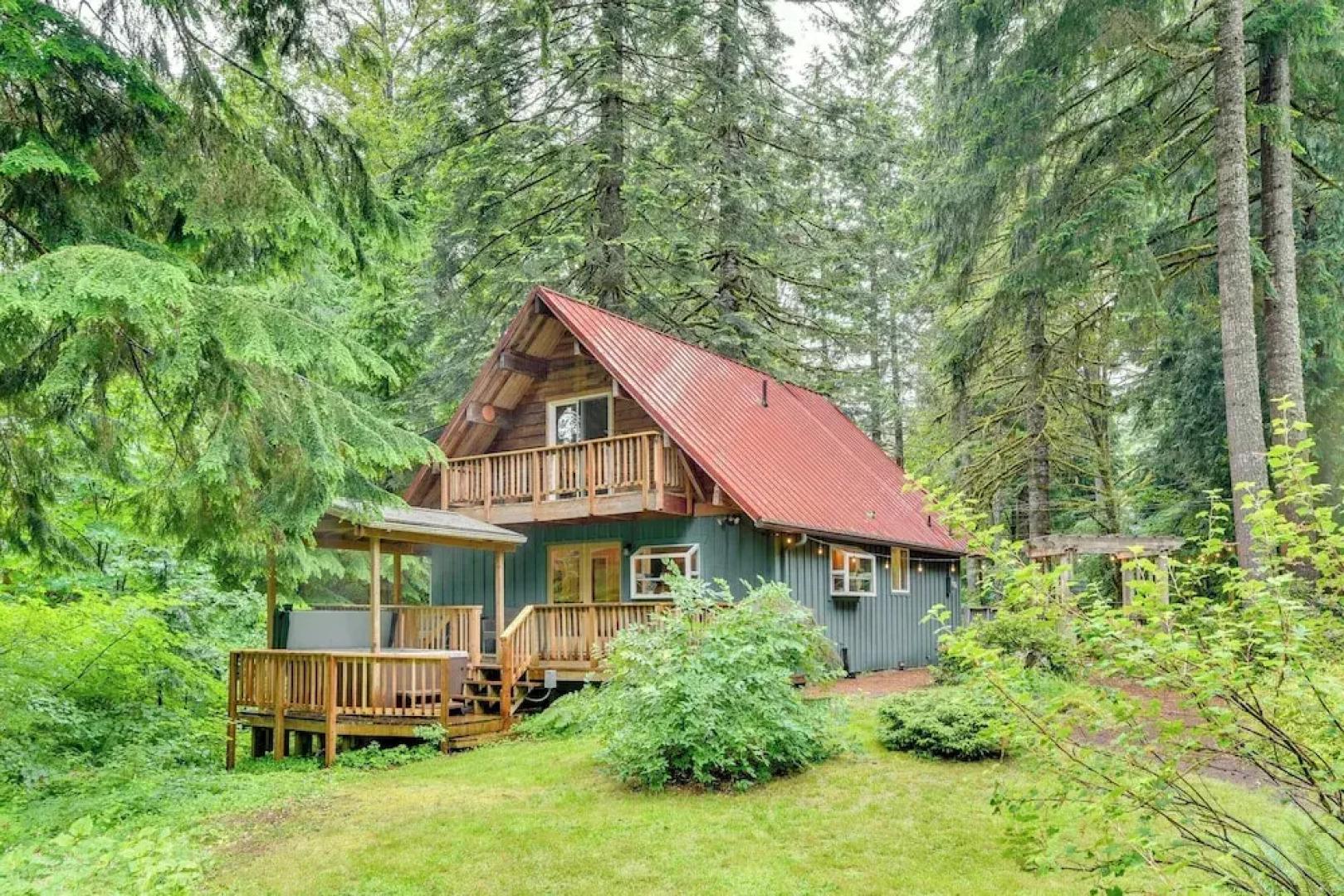 Peaceful Mt. Hood Cabin w/ Hot Tub & Fire Pit!