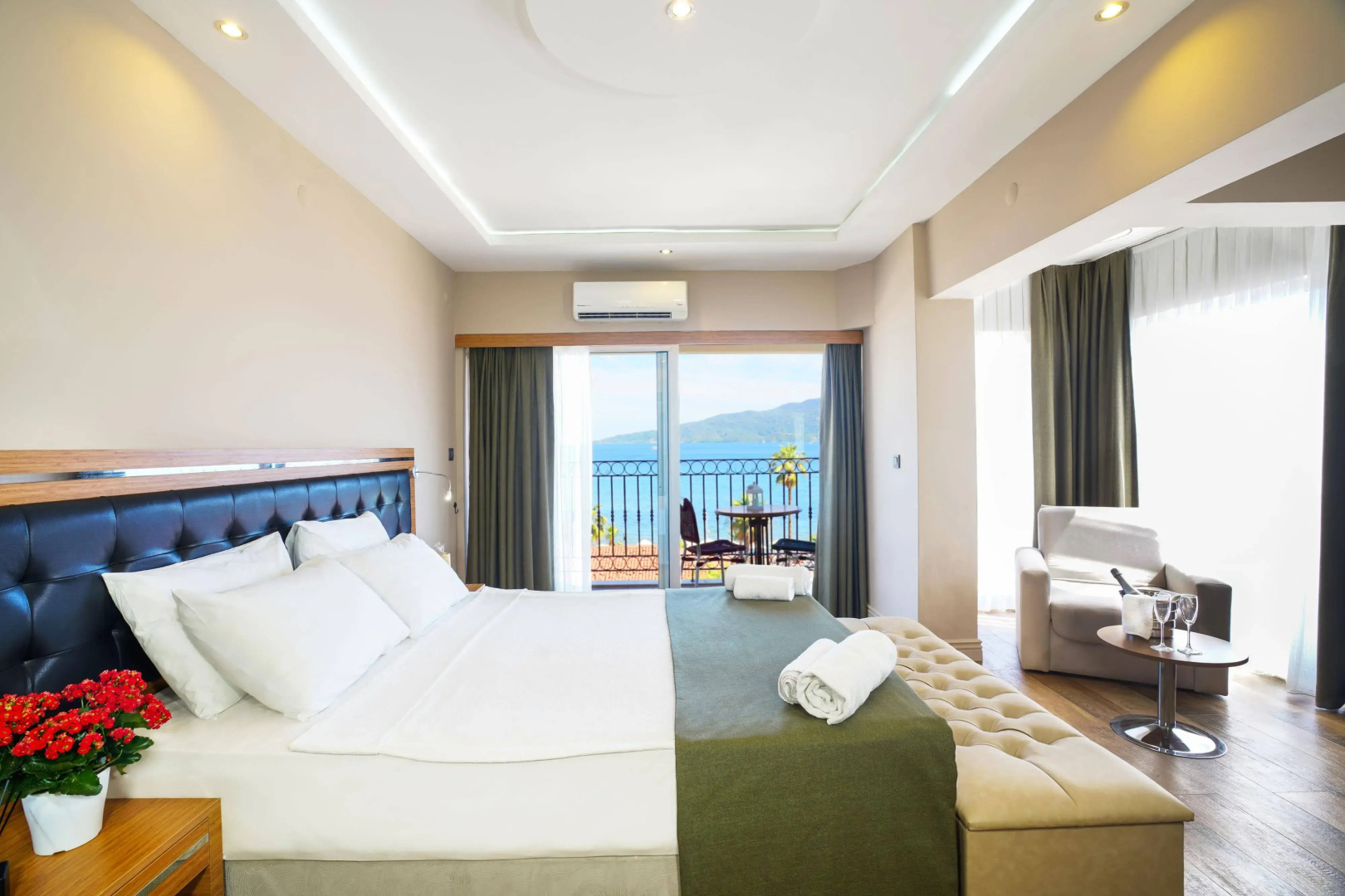 Aurasia SeaSide Hotel