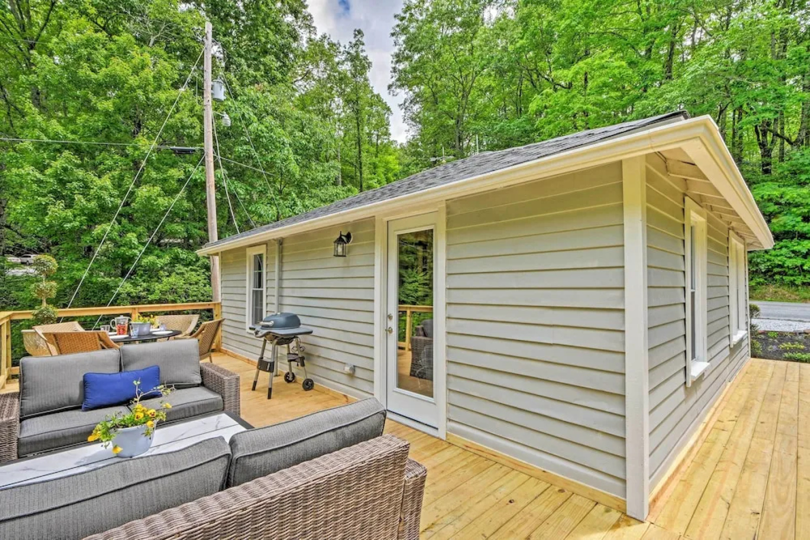 Renovated Highlands Cottage 3 Miles to Downtown!