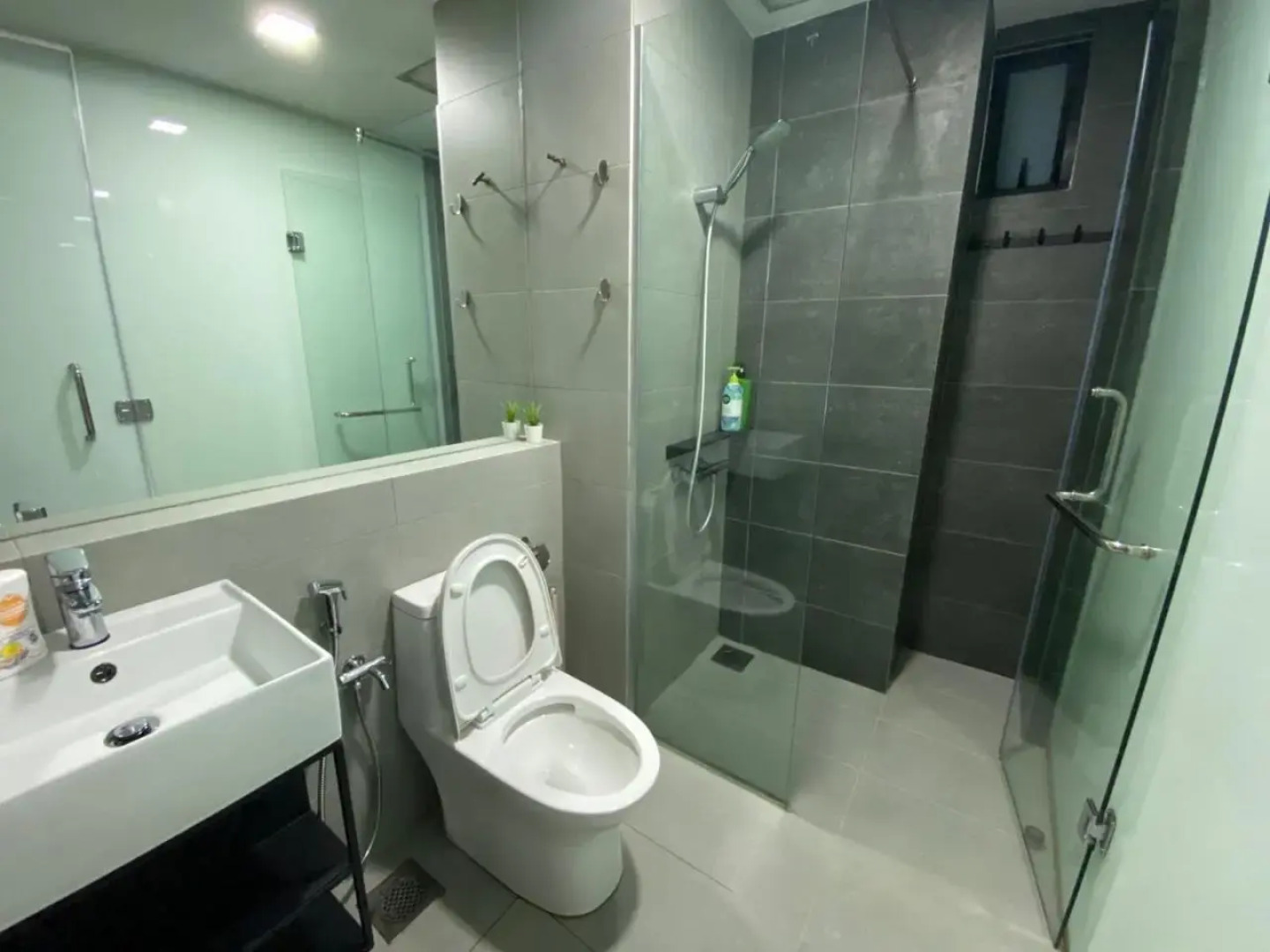 2 bedrooms surrounding natural View and pool