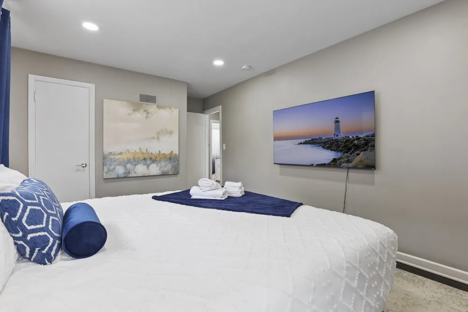 Charming Retreat In The Heart Of Des Plaines 3 Bedroom Residence by RedAwning