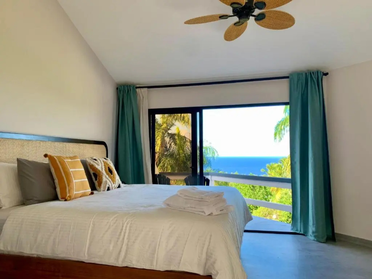 Catalina Tropical Lodge