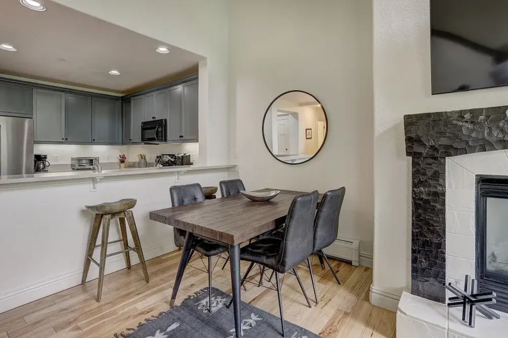 Newly Remodeled 2 Bedroom + Loft on the River 2 Condo by Redawning