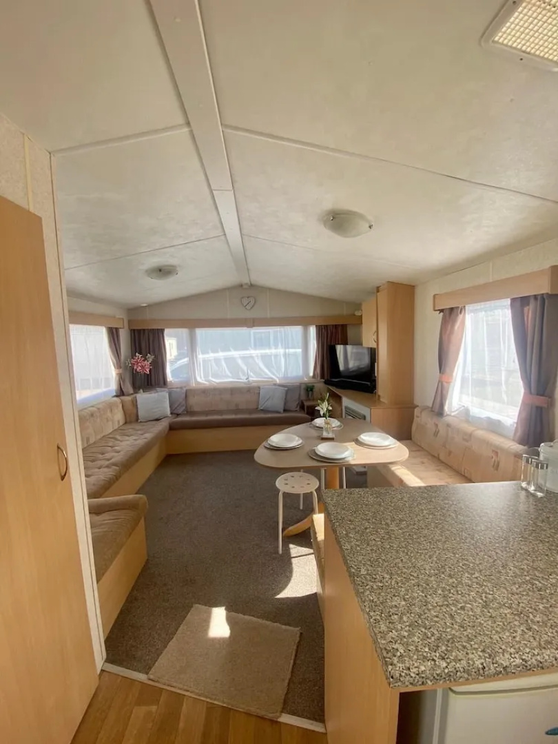 Stunning 2-Bed Sleeps 6 Caravan in Felixstow