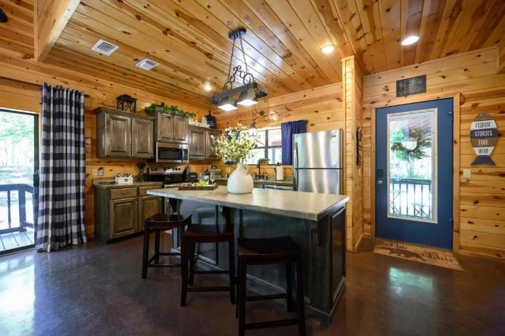 Hickory Bear - Secluded Cabin, Sleeps 10, New Hot Tub, Fire Pit, Arcade, Foosball Table & Deck Slide