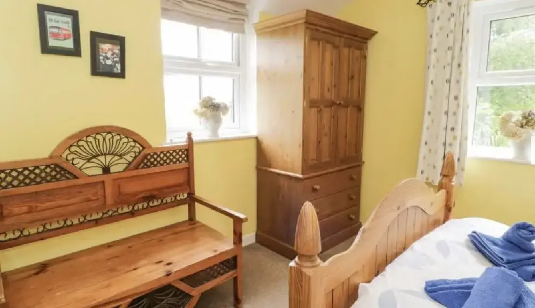 2 Bed Cottage Sleeps 4 - Pets Ok - Private Garden