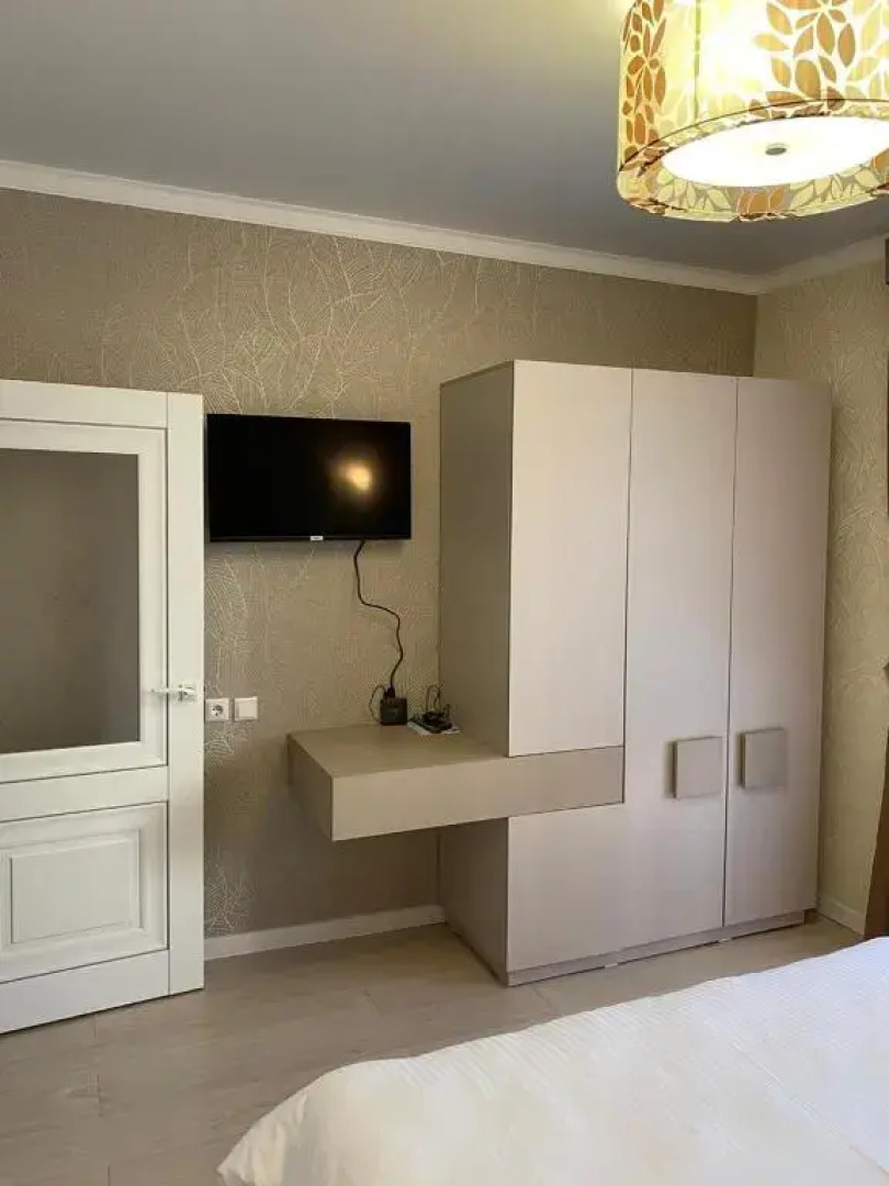 2-uhkomnatnaja sovremennaja novaja kvartira v tsentre goroda