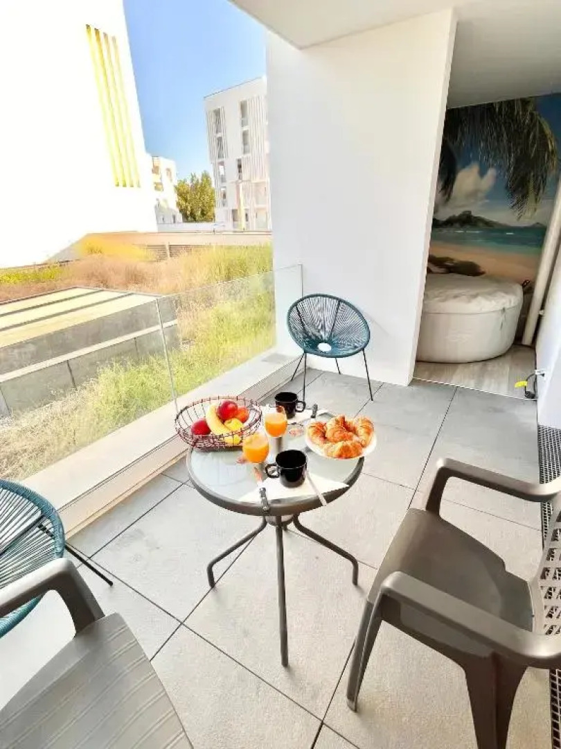 Jacuzzi / Parking Privé / Terrasse / Au pied du tram