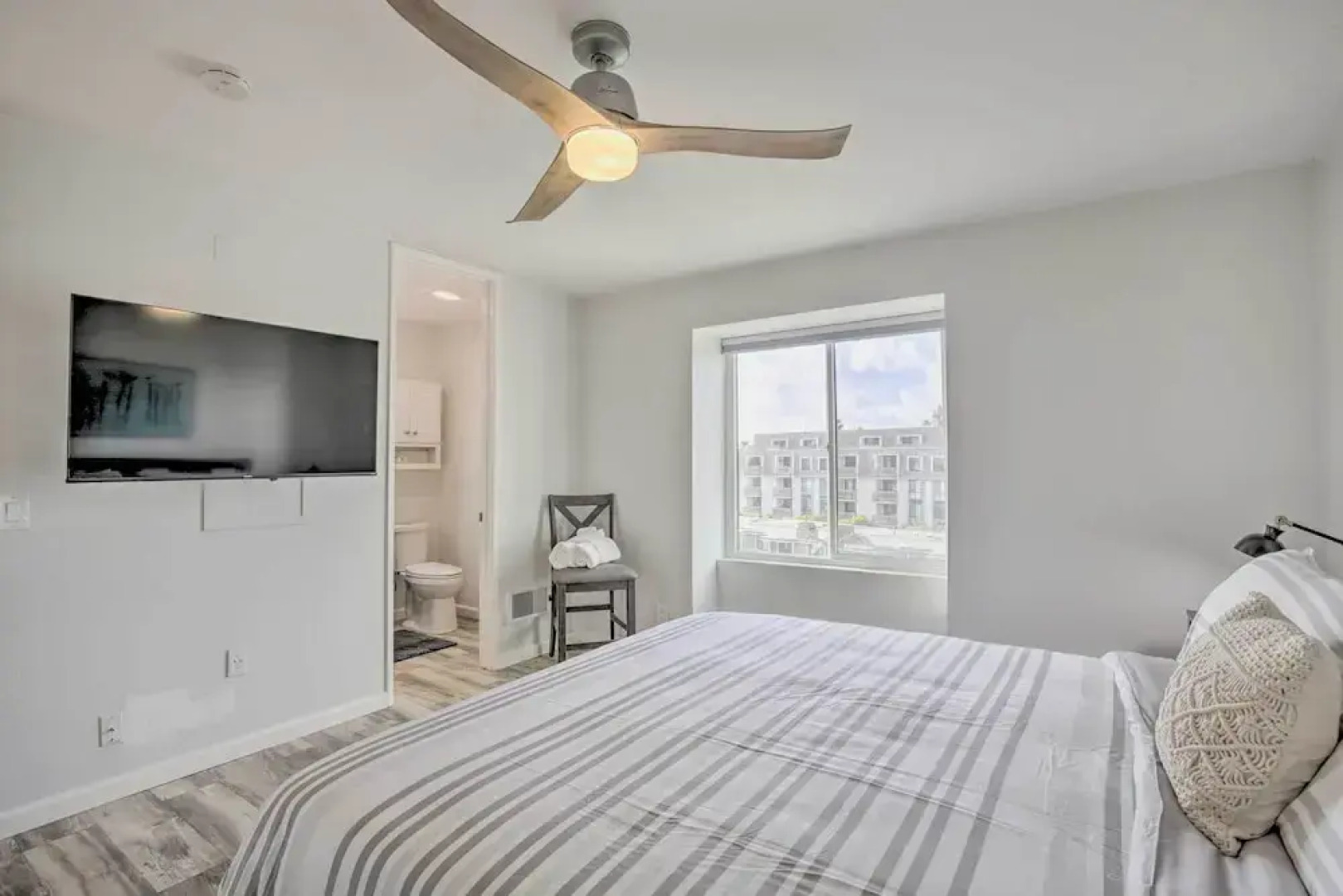 Charming Oceanside Condo w/ Beach & Pool Access!