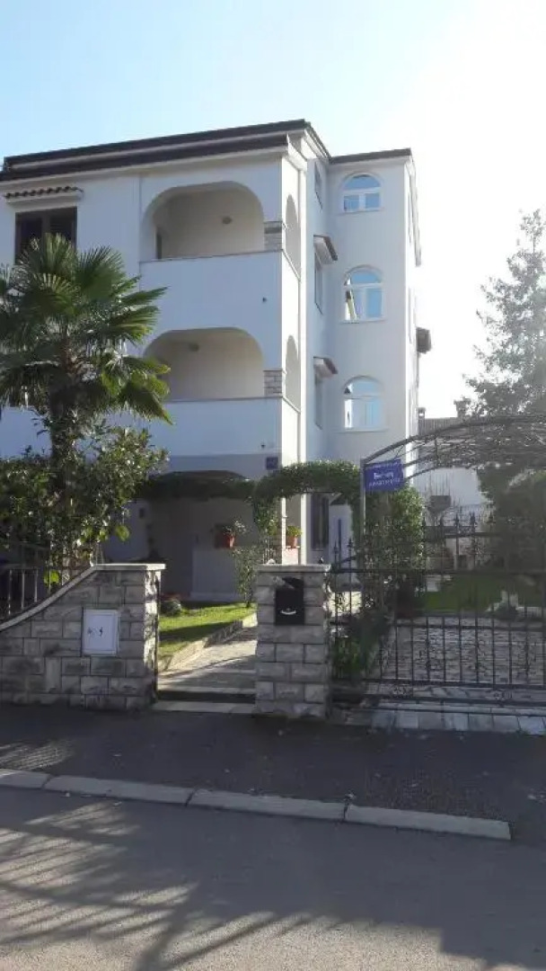 Apartment Slisko with Terrace and Garden