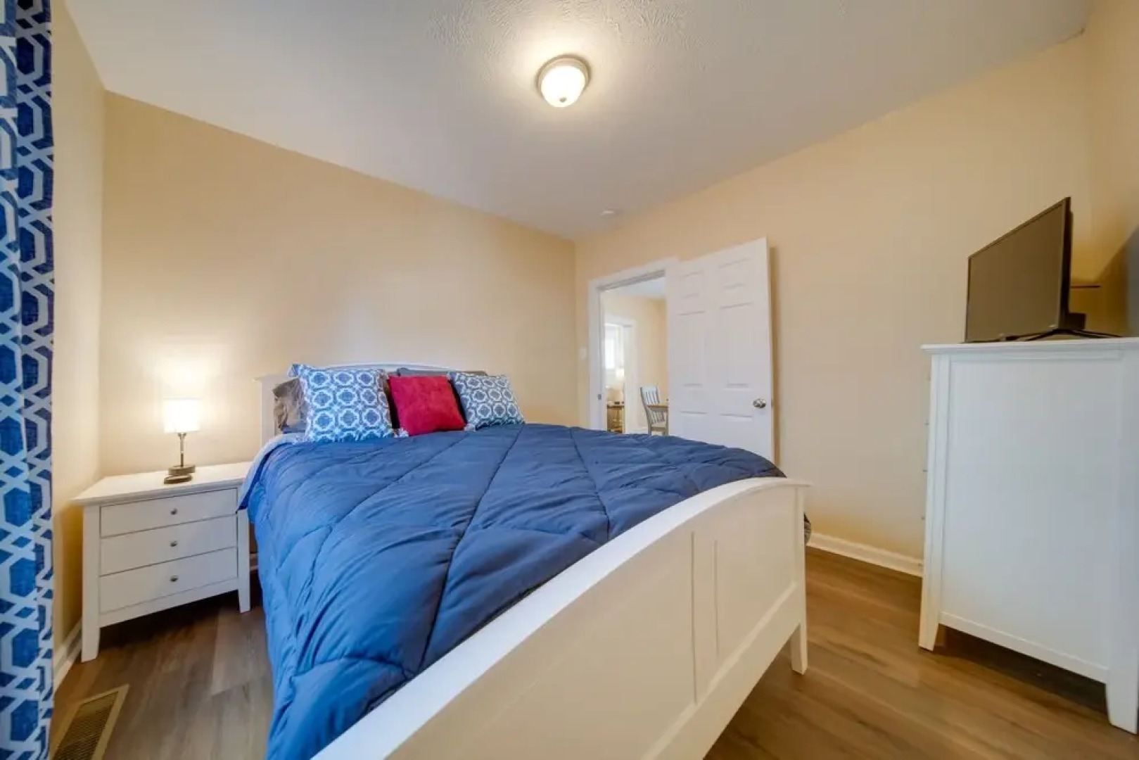 Vacation Rental w/ Porch & Views of Lake Erie!