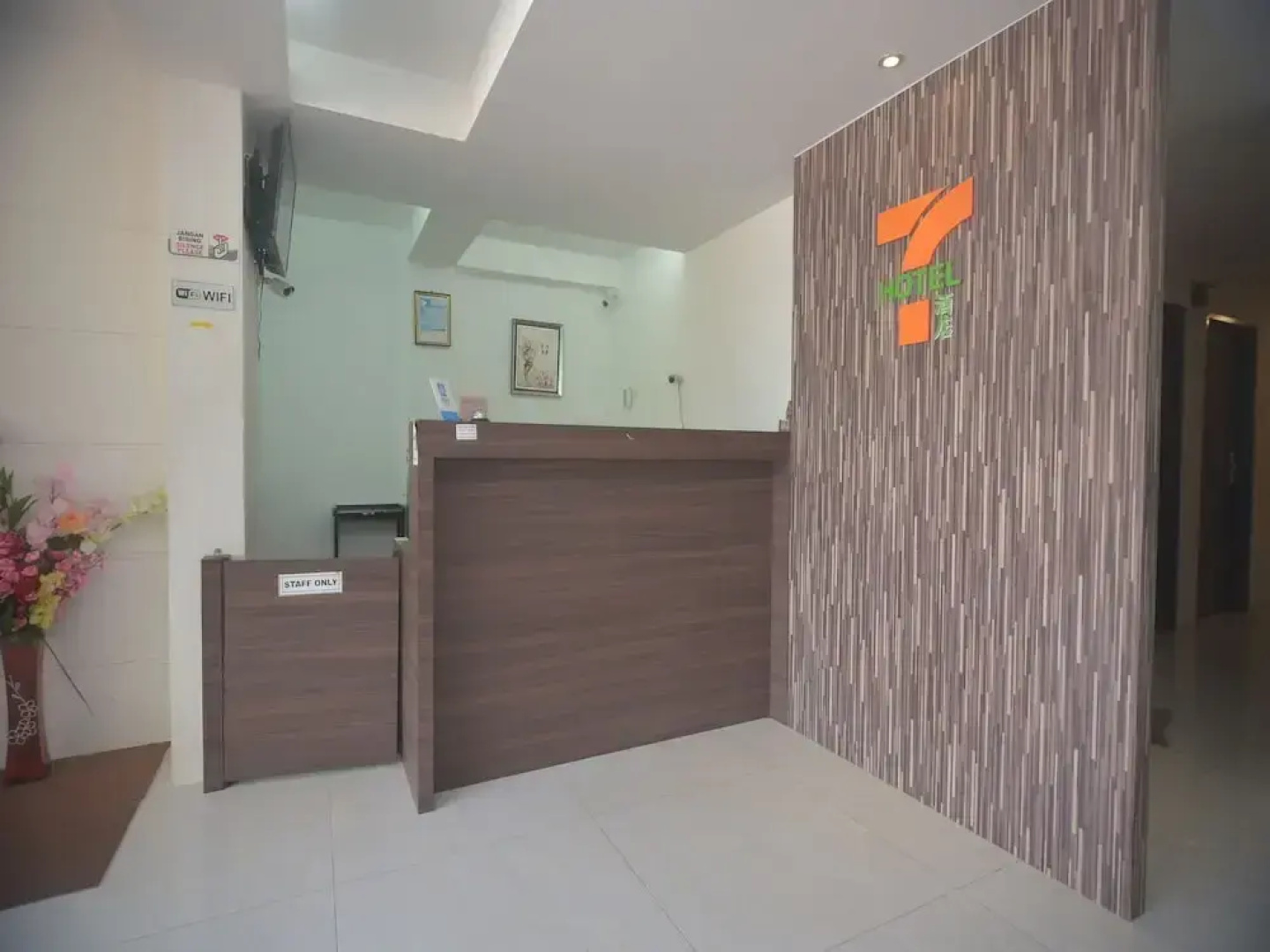 Oyo 44052 Seven Hotel