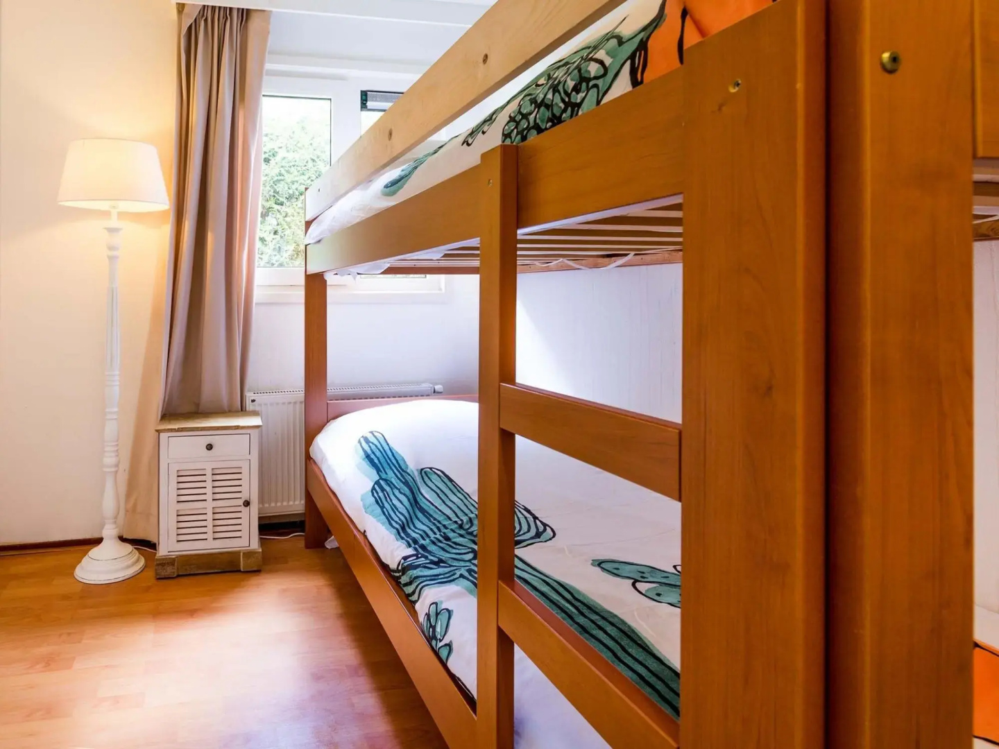 Detached chalet with dishwasher, on a holiday park, 8 km. from beautiful Hoorn
