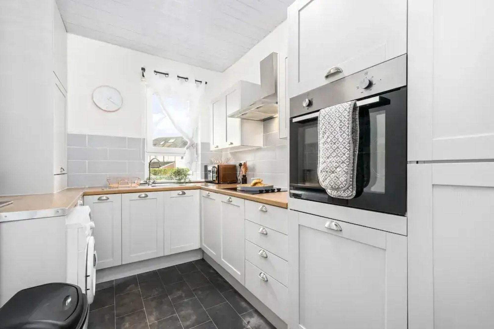 Two Bedroom Apartment by Klass Living Serviced Accommodation Motherwell - Anderson Apartment With WiFi &Parking